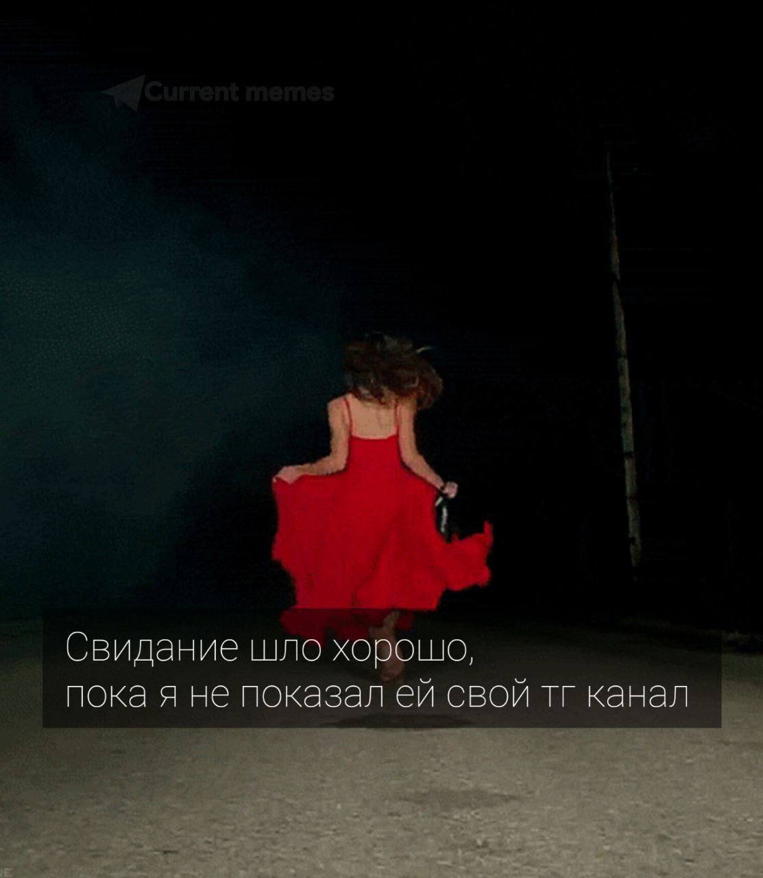 Брюнетка примеряет красное платье гиф Брюнетка примеряет красное платье гиф