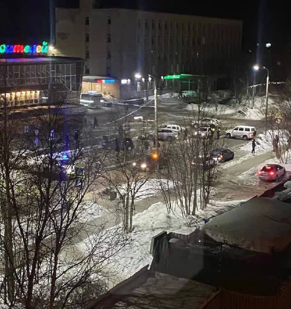 У ДК в Апатитах, где произошло нападение на губернатора Мурманской области, сейчас работает полиция