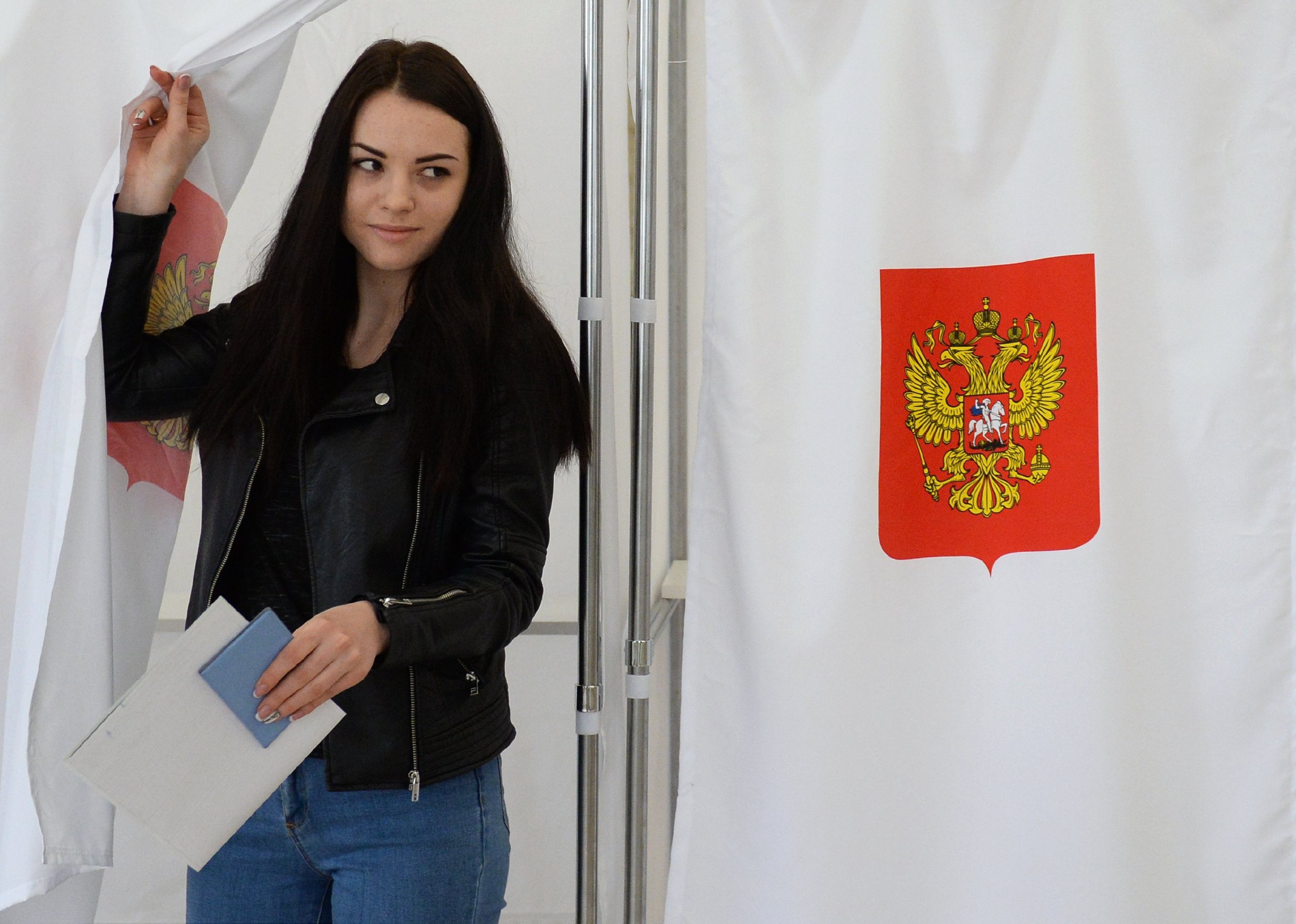 Очень избирателен в выборе девушек. Молодежь голосует на выборах. Очень избирателен в выборе девушек. Девушки на голосовании. Общественный наблюдатель на егэ.