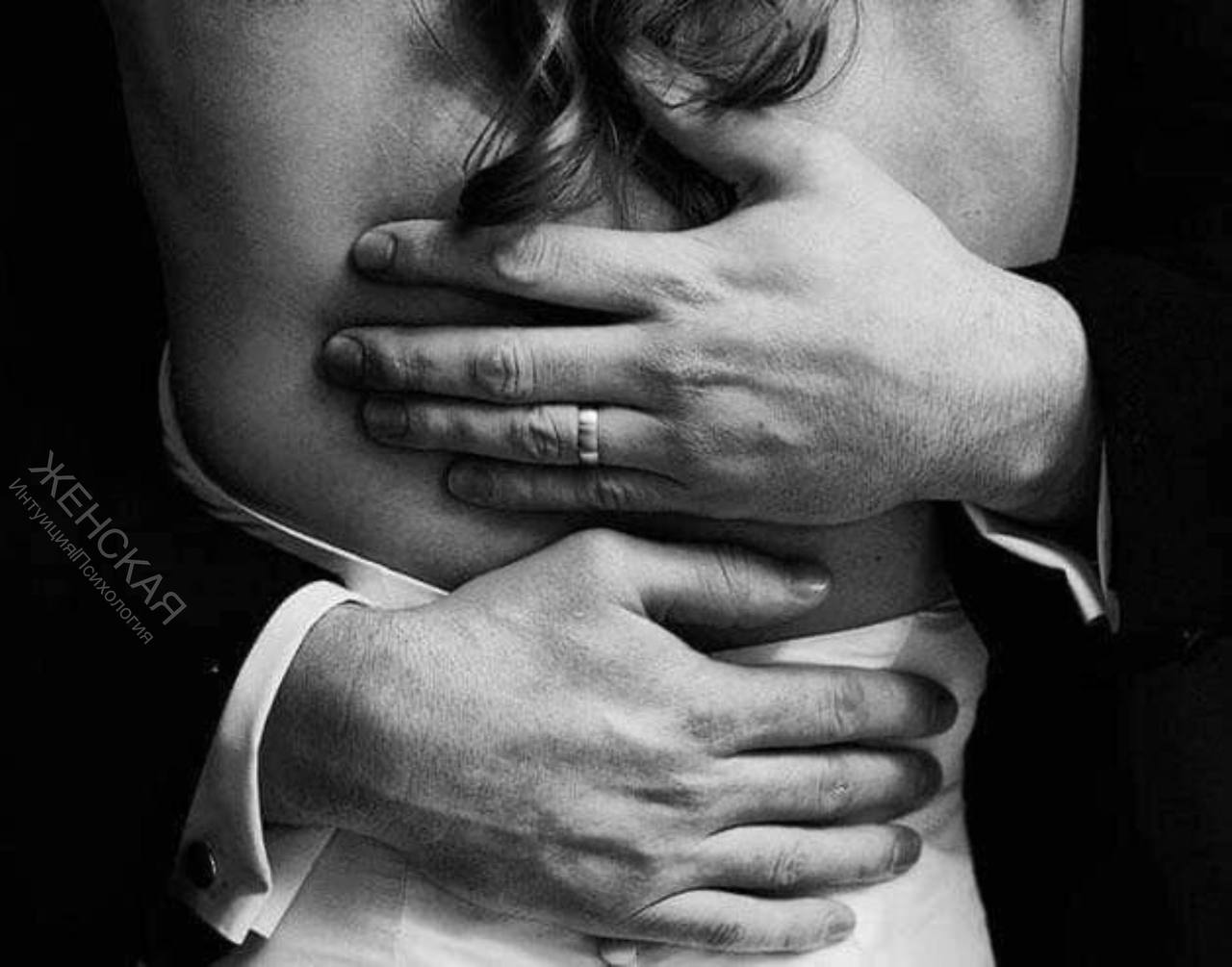 Мужчина обнимает женщину. Мужчина обнимает девушку со спины. Мужские руки обнимают женщину. Крепкие мужские объятия.